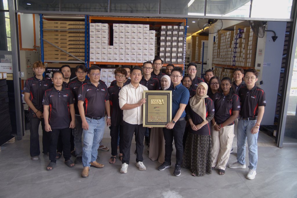 Group photo of drive fit and workers