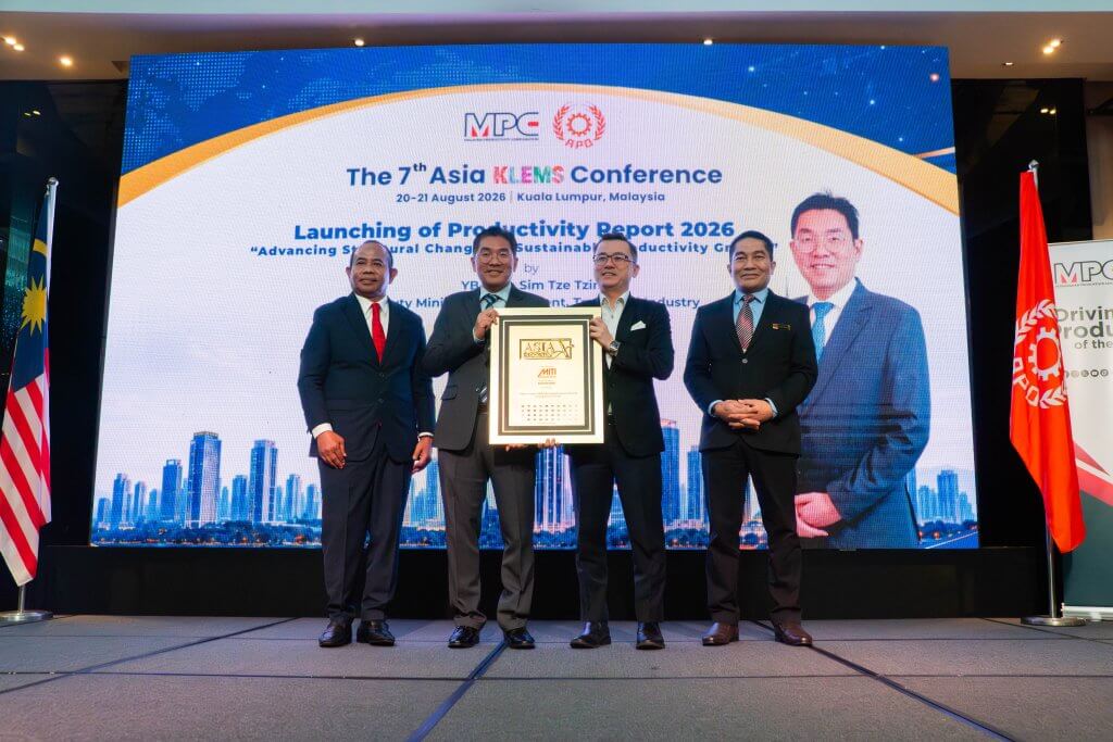 Asia Record On stage with MITI and Dato KK Chua Wide Angle